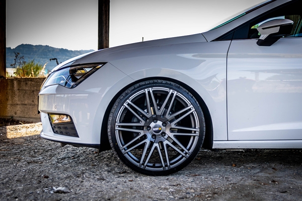 Seat Leon ST (5F8) mit Eibach Sportline Gewindefedern und 20 Zoll Twin-Monotube Projekt Felgen